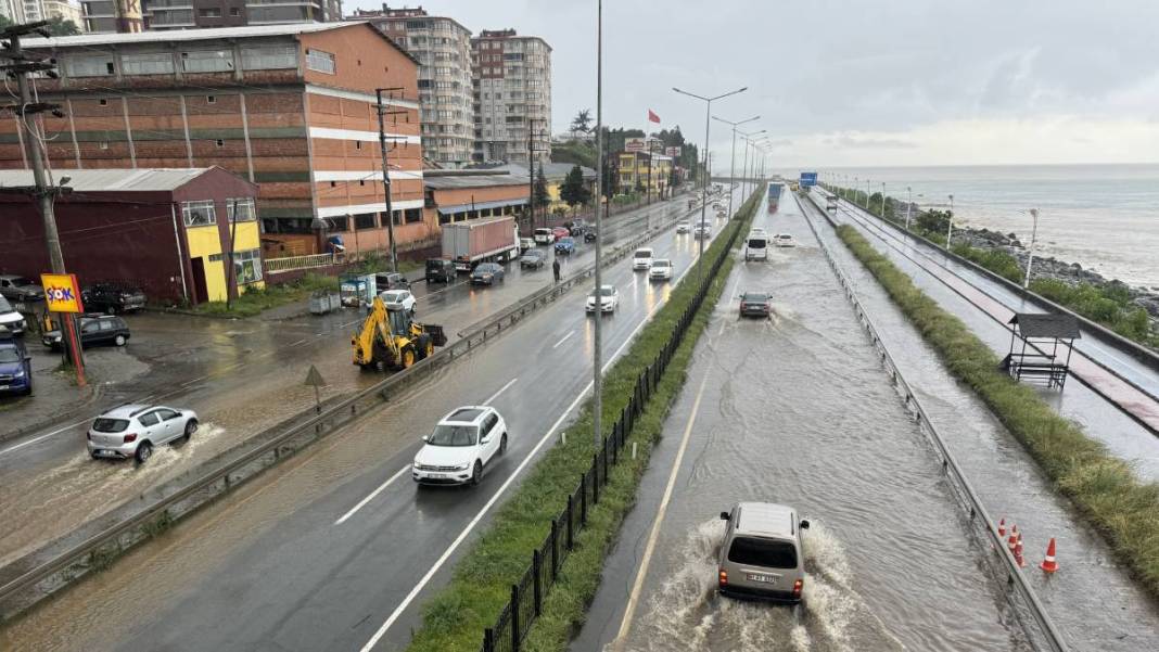 Rize’de sağanak etkili: Cadde ve sokaklar göle döndü 1
